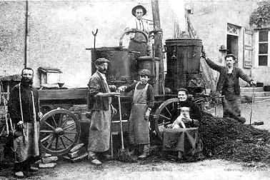 Bouilleurs de cru en distillation d un Marc en 1907
