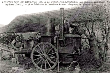 Les vins fins de Touraine - METIER BOUILLEUR ALAMBIC FABRICATION EAU DE VIE DE MARC JEAN OUVRARD
