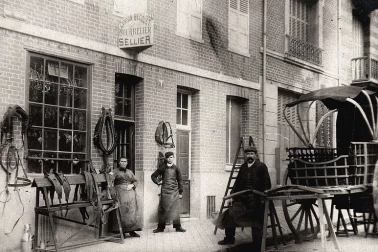 Le magasin du bourrelier avec son personnel