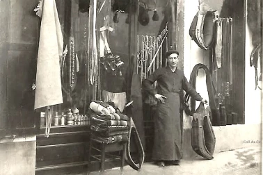 Le bourelier sellier devant son atelier