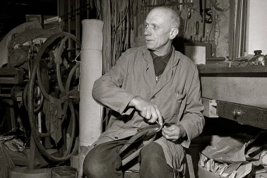 Portrait d un bourrelier lorrain a Vezelise Meurthe-et-Moselle en janvier 1969