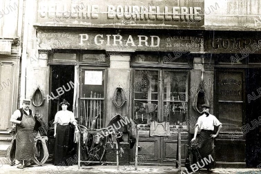 Hommes et femmes devant une boutique de sellerie bourrellerie. Photographe anonyme pour une carte postale vers 1910. Credit : Collection IM/KHARBINE-TAPABOR.