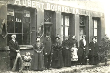 Le magasin du bourrelier avec son personnel et sa famille