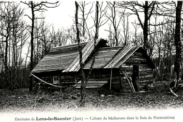 Environs de Lons-le-Saunier dans le Jura cabane de bucherons dans le bois de Pannessieres