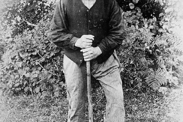 Un buronnier du cantal fabriquant manuellement du beurre au bouissou de saint-chely d aubrac