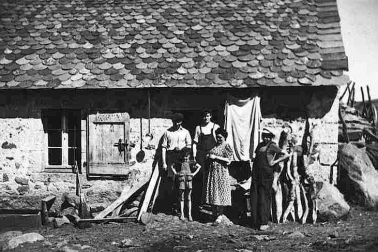 Buronniers devant le buron a l occasion d un aligot au Pas de Mathieu de Saint-Urcize - Dans le Cantal