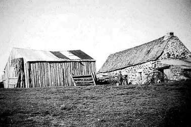 Buronnier devant un buron et un hangar en bois et tole au Drelhier commune de Saint-Urcize en 1948 dans le cantal