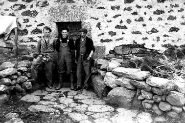 Trois buronniers a Montanhiers devant porte d entree du buron a Bouges en 1953