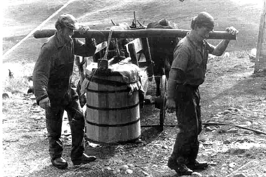 Le transport du lait du parc au buron
