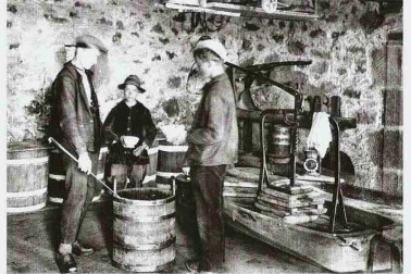 En Auvergne dans les burons - La fabrication du fromage