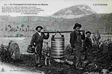 Le transport du lait dans un buron - Buronniers transportant le lait