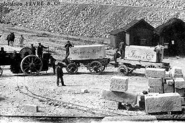 La routiere transportait les blocs de pierre des carrieres
