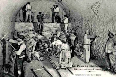 Au pays du champagne percement d une cave