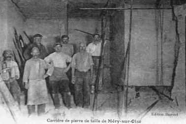 Groupe de carrier posant a cote d une installation d extraction a la lance