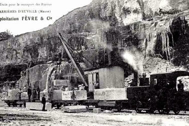 Le train pour le transport de la pierre