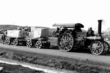 Le train de carriere qui peut transporter des blocs de 10 tonnes en 1930