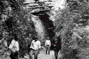Colligis Aisne - Entree des carrieres de pierre
