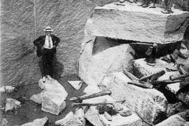 Exploitation du granit de Lanhelin - Des carriers travaillant au chante-perce
