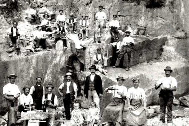 Carriers dans la carrieres a la pose aperitive - Carriere de gres