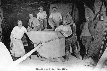 Carriers posant autour d un bloc extrait pose sur des roulots carieres de Mery-sur-Oise