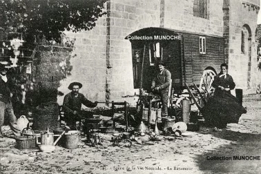 La venue du retameur et visite du village - Cartes postales anciennes Perigord Dordogne.