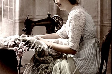 Belle femme cousant sur machine a coudre