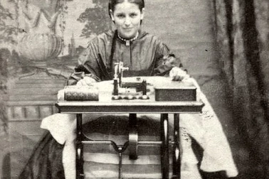 La couturiere serieuse au travail
