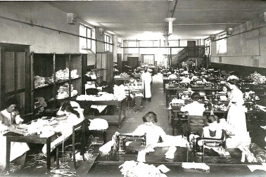 Atelier de Couture Lesage Grosnier - Couturières sur machines a coudre Singer et Wilson
