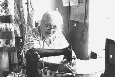 Couturiere artisanat machine a coudre en 1950