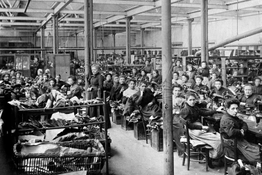 Atelier de piqûre des chaussures de femmes et de fillettes (usine Rousset fin du XIXe siècle) - Archives départementales de Loir-et-Cher