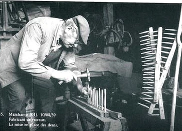 Fabricant de rateaux en bois